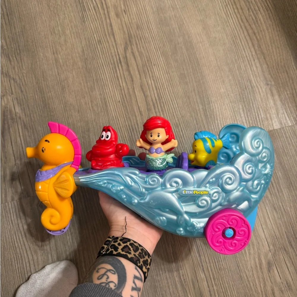 Little People Disney Princess Ariel's Seahorse Carriage Lights Up With Music